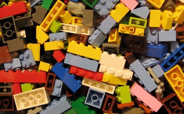 Los pediatras recomiendan juguetes manuales y evitar los gadgets digitales. En la imagen, bloques de lego. Foto: Benjamin Esham/CC by 2.0 (dominio público)