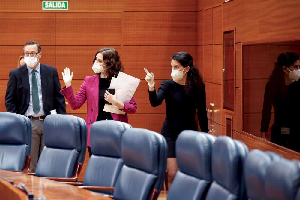 La presidenta de la Comunidad de Madrid, Isabel Díaz Ayuso y la portavoz de Vox, Rocío Monasterio durante la sesión de control al ejecutivo regional en la Asamblea de Madrid. Foto: Efe