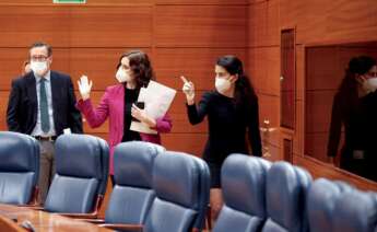 La presidenta de la Comunidad de Madrid, Isabel Díaz Ayuso y la portavoz de Vox, Rocío Monasterio durante la sesión de control al ejecutivo regional en la Asamblea de Madrid. Foto: Efe