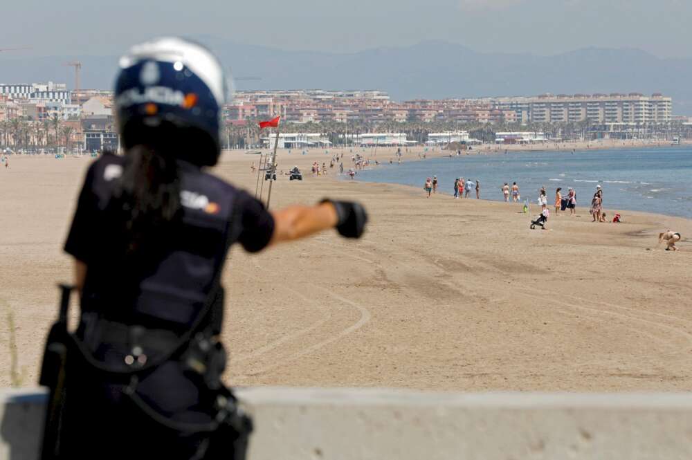 Una agente de la Polícia Nacional que controla el acceso a las playas/ EFE