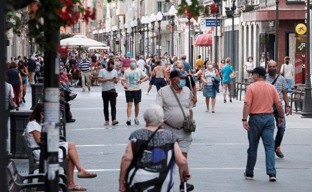 La calle mayor de Triana de Las Palmas de Gran Canaria, una de las vías comerciales más transitadas de la ciudad, donde muchas personas pasean con mascarilla contra el coronavirus / EFE