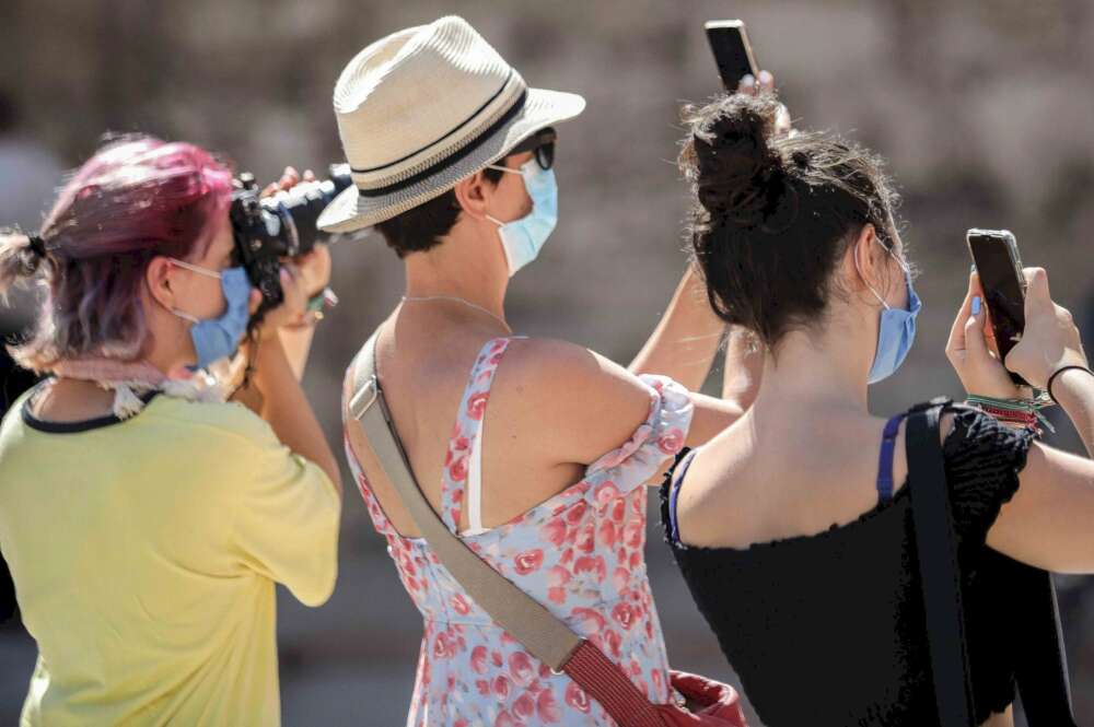 Varias turistas toman fotografías en Valencia, durante el verano de 2020, el primero con la Covid-19 | EFE/Archivo