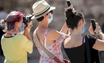 Varias turistas toman fotografías en Valencia, durante el verano de 2020, el primero con la Covid-19 | EFE/Archivo