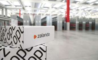 Una caja con el logo de Zalando en su almacén