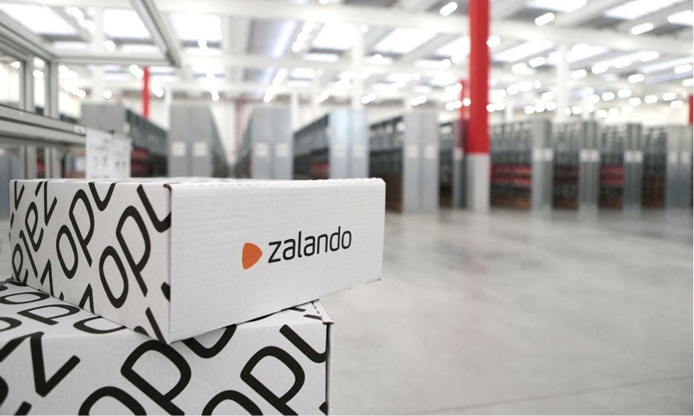 Una caja con el logo de Zalando en su almacén