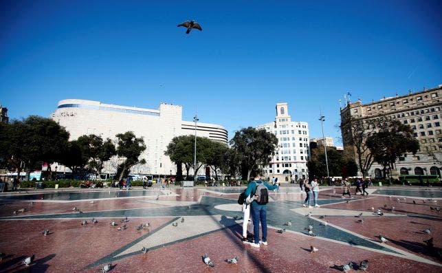 Vista de la Plaça de Cataluña de Barcelona prácticamente vacía debido a la caída del turismo a causa de la epidemia de coronavirus, el 11 de marzo de 2020 | EFE/AG