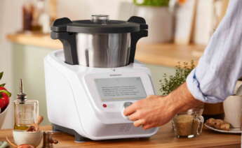 Una persona activa la Thermomix de Lidl en una cocina