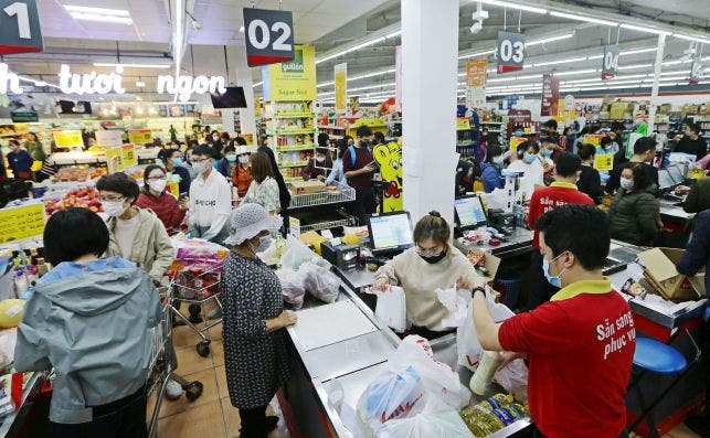 Personas con máscaras protectoras en un supermercado de Vietnam, el 07 de marzo de 2020. Foto: Efe