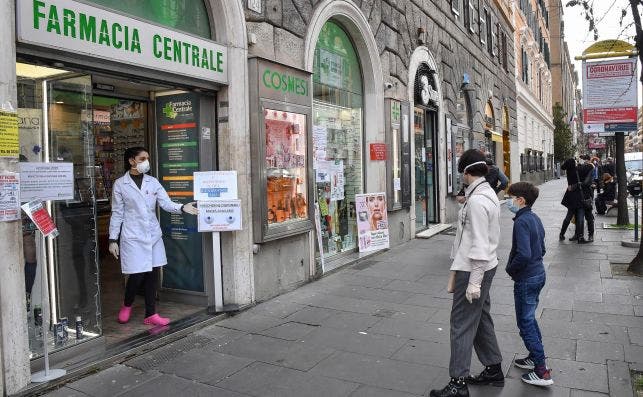 Cola de personas fuera de una farmacia en Roma, el 12 de marzo de 2020, el primer día del cierre casi total en Italia por el coronavirus | EFE/EPA/ADM