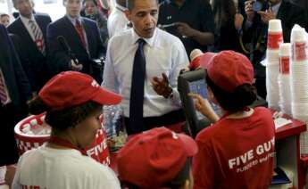Barack Obama almuerza en un Five Guys en Washington. Sant Jordi. Foto: EFE/Archivo