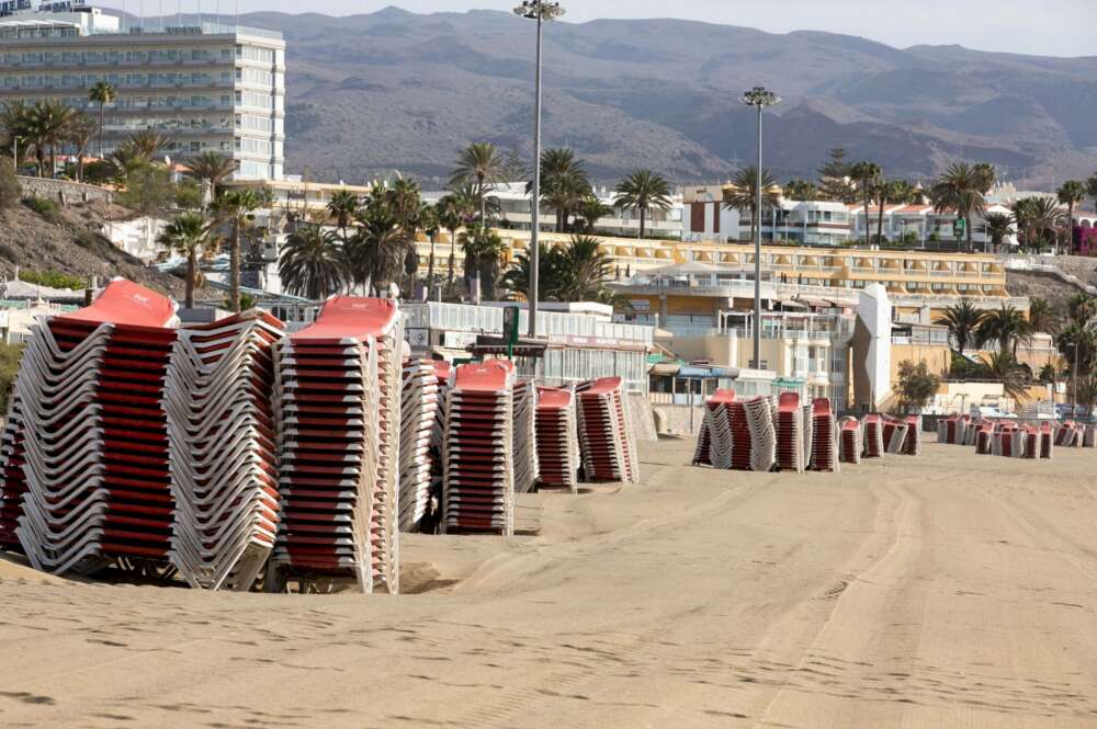 Hamacas recogidas en una playa de una zona turística en las Islas Canarias / EFE