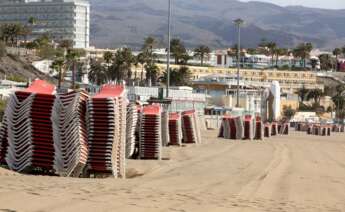 Hamacas recogidas en una playa de una zona turística en las Islas Canarias / EFE