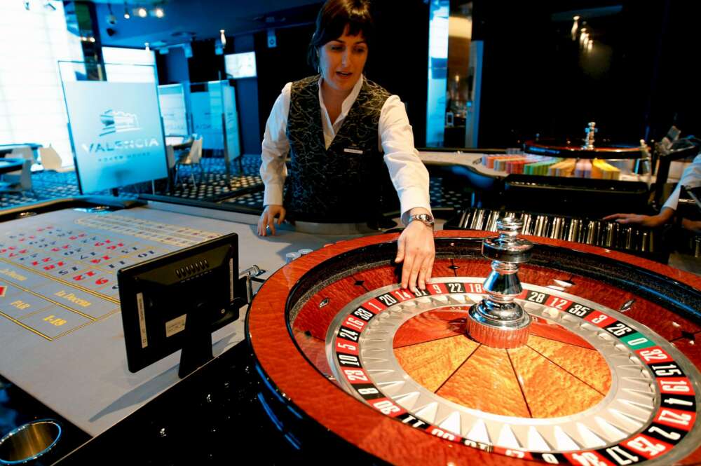 Una crupier prepara las ruletas del casino Cirsa de Valencia. EFE/ Juan Carlos Cárdenas