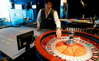 Una crupier prepara las ruletas del casino Cirsa de Valencia. EFE/ Juan Carlos Cárdenas