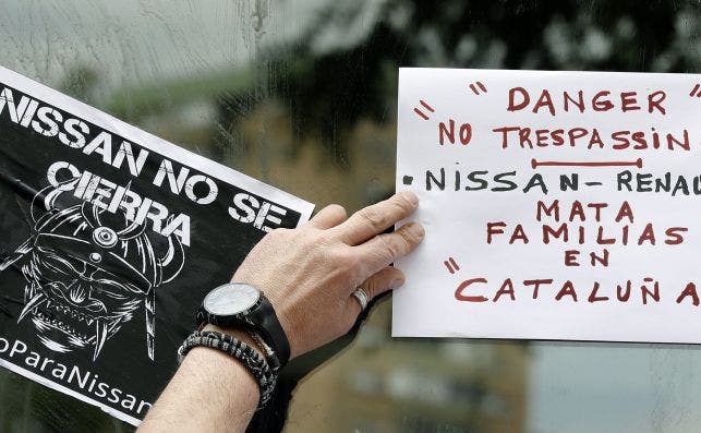 Los trabajadores de Nissan protestan ante los concesionarios más importantes del área de Barcelona. Foto: Efe
