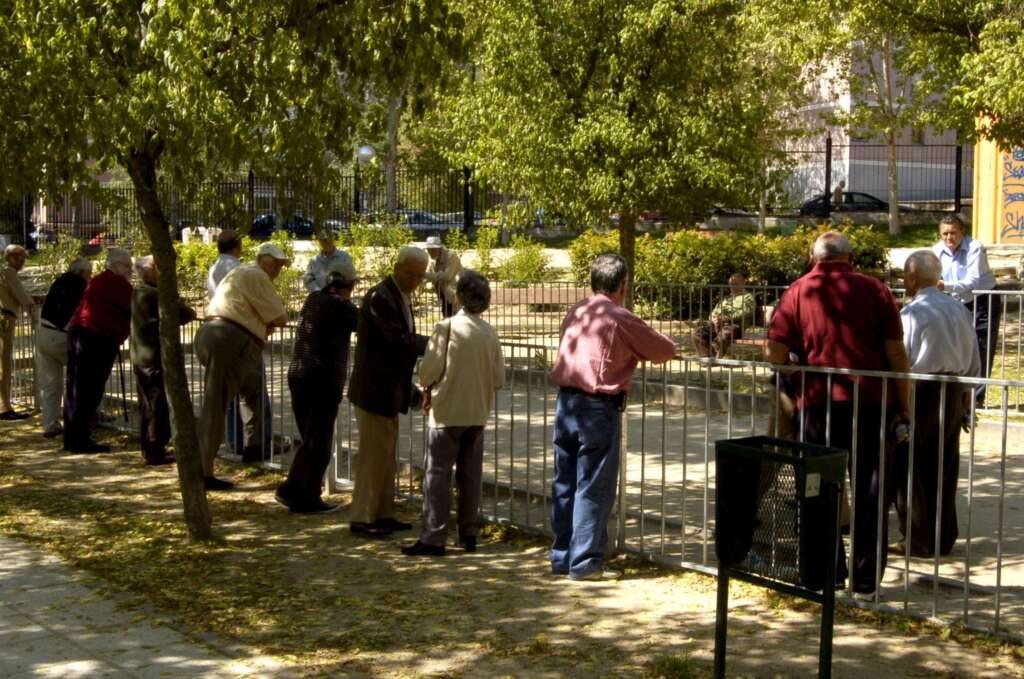 Un grupo de personas en edad de jubilación juega a la petanca en un parque. / Efe