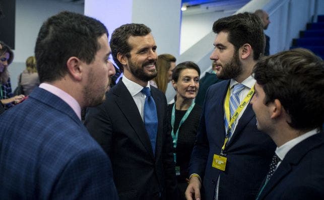 El líder del PP, Pablo Casado, mientras conversa con Carlo Angrisano durante el congreso del PP europeo en Zagreb