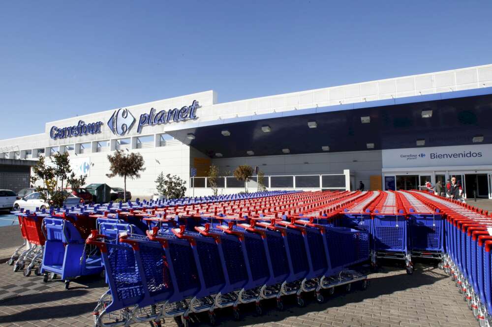 Una fila de carros de la compra frente a un supermercado de Carrefour