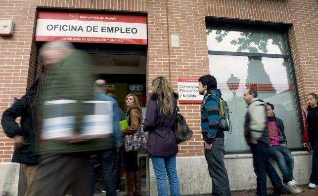 Paro. Un grupo de personas hace cola en una oficina de empleo de Alcalá de Henares (Madrid). EFE/Fernando Villar