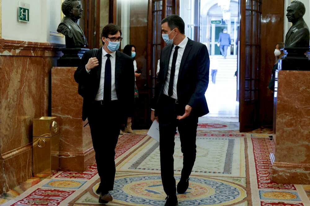 El presidente del Gobierno, Pedro Sánchez, junto al ministro de Sanidad, Salvador Illa, a su llegada al Congreso de los Diputados en 2020 | EFE/Archivo