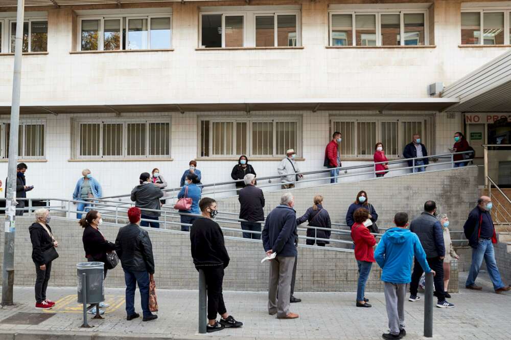 Entrada del Centro de Atención Primaria (CAP) Just Oliveras de L'Hospitalet (Barcelona) la semana pasada. Pese a las colas, la mayoría de las consultas médicas se resuelven por teléfono. /EFE/Alejandro García