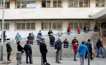 Entrada del Centro de Atención Primaria (CAP) Just Oliveras de L'Hospitalet (Barcelona) la semana pasada. Pese a las colas, la mayoría de las consultas médicas se resuelven por teléfono. /EFE/Alejandro García