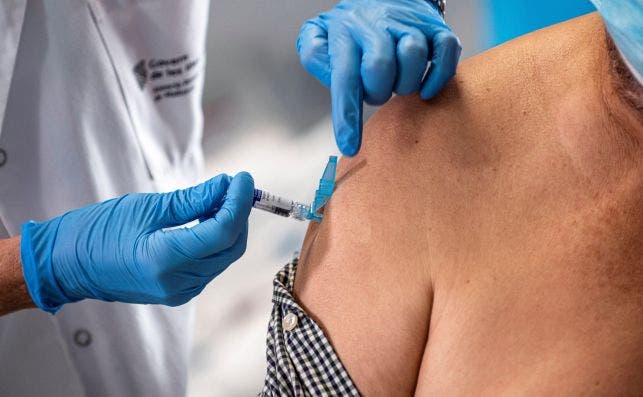 Una persona recibe la vacuna de la gripe en las Islas Baleares / EFE