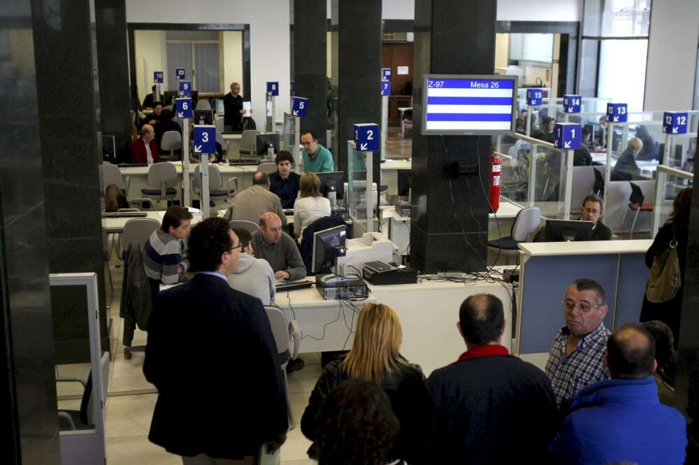 En la imagen, una oficina de la Agencia Tributaria en Oviedo. EFE/ José Luis Cereijido