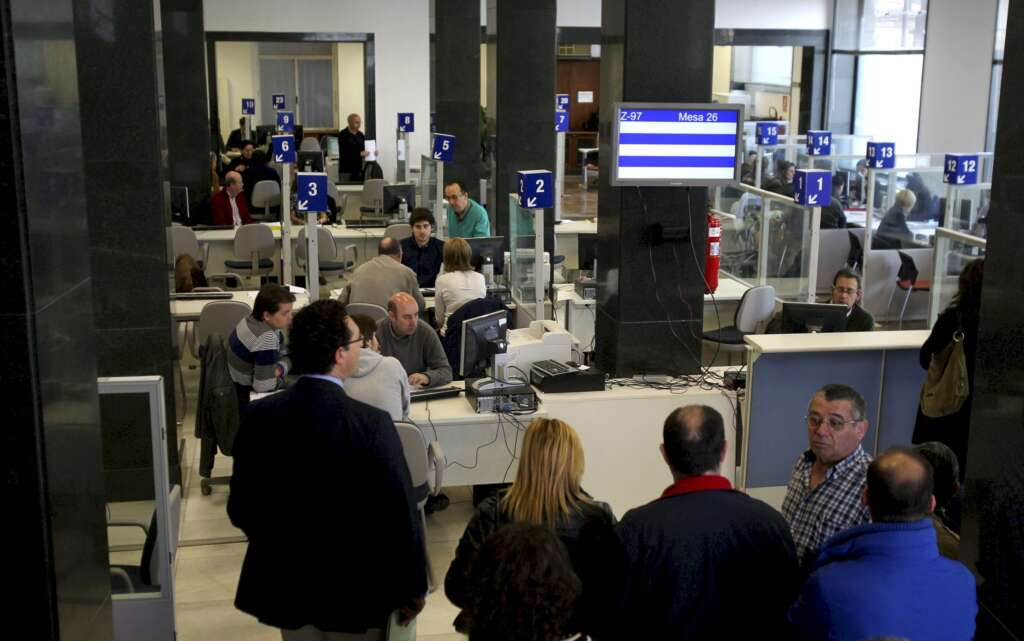 En la imagen, una oficina de la Agencia Tributaria en Oviedo. EFE/ José Luis Cereijido