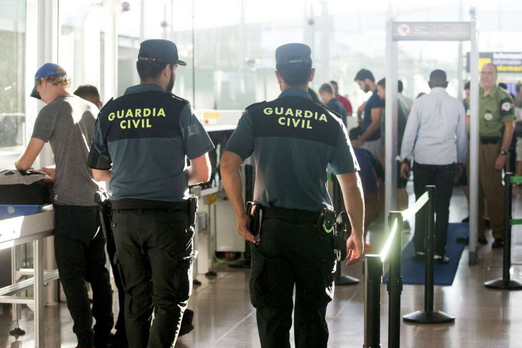 Agentes de la Guardia Civil custodian los accesos a las puertas de embarque en el Aeropuerto de Barcelona-El Prat. | EFE