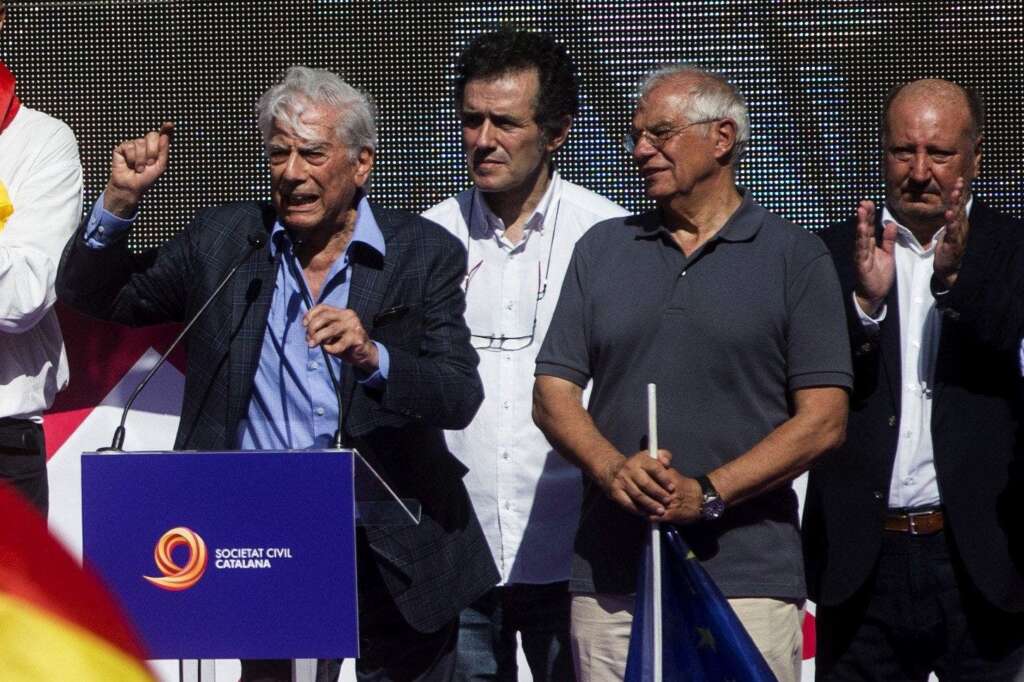 Mario Vargas Llosa, y Josep Borrell, en la manifestación del 8 de octubre por la unidad de España, en Barcelona. Foto: EFE/QG