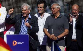 Mario Vargas Llosa, y Josep Borrell, en la manifestación del 8 de octubre por la unidad de España, en Barcelona. Foto: EFE/QG