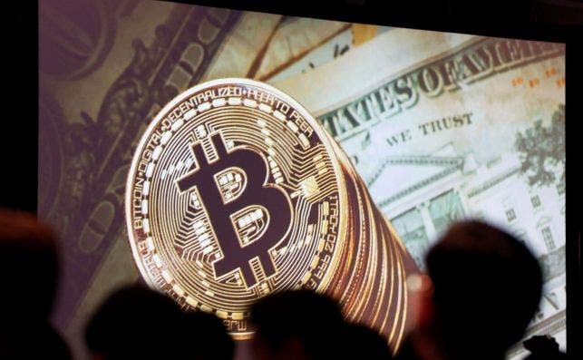 Bitcoin pasa la barrera de los 5.000 dólares (y Hacienda acecha). EFE