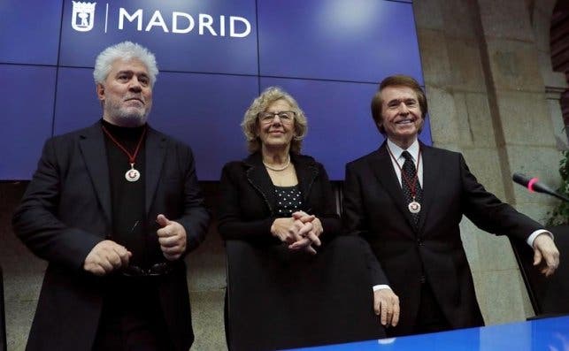 Carmena nombra hijos adoptivos de Madrid a Pedro Almodovar y Raphael / EFE