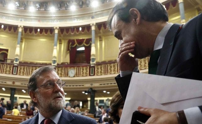 El presidente del gobierno Mariano Rajoy, y el coordinador general Fernando Martínez Maillo (d), tras el pleno del Congreso de los Diputados. EFE
