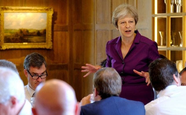 Theresa May durante el encuentro con el gobierno británico en el que logró acordar un pacto de salida de cara al "brexit". Foto: EFE/JR