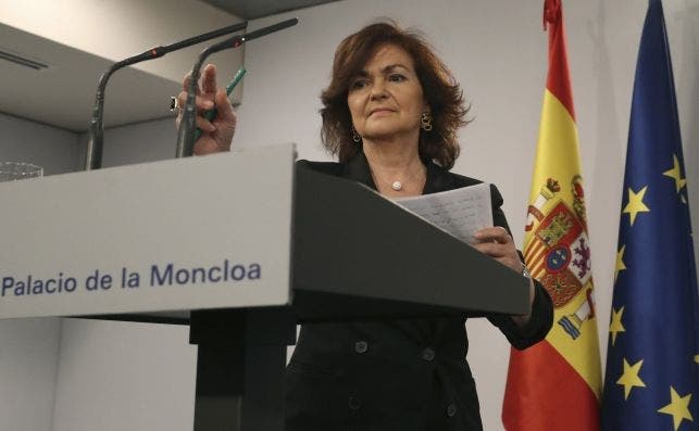 La vicepresidenta del Gobierno, Carmen Calvo, durante la rueda de prensa que ofrece hoy en el Palacio de la Moncloa de Madrid, posterior al encuentro que han mantenido el presidente del Gobierno, Pedro Sánchez, y el de la Generalitat, Quim Torra. EFE/ Bal