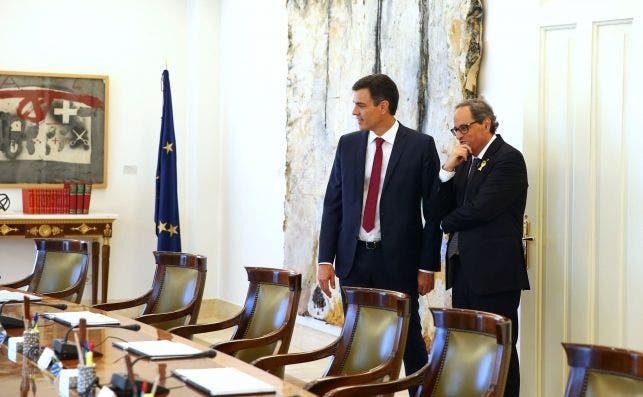 El presidente del Gobierno español, Pedro Sánchez (i), muestra al presidente de la Generalitat, Quim Torra (d), el salón y la mesa del Consejo de Ministros tras la reunión mantenida hoy en el Palacio de la Moncloa. EFE/Pool