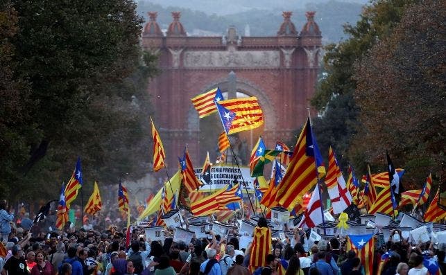 Vista de la manifestación soberanista, a su paso por el Arco de Triunfo de Barcelona, que tiene lugar esta tarde con motivo del primer aniversario del 1-O, bajo el lema "Recuperemos el 1 de Octubre". EFE/ Alberto Estévez