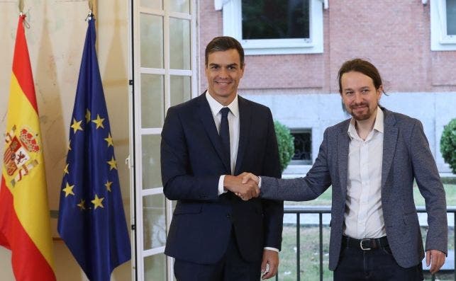 El presidente del Gobierno, Pedro Sánchez (izda), y el secretario general de Podemos, Pablo Iglesias, han firmado hoy en el Palacio de la Moncloa el acuerdo sobre el proyecto de ley de presupuestos para 2019. EFE/ Zipi