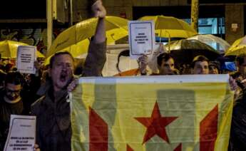 Miembros de los CDR concentrados frente a la sede de ERC, en la calle Calàbria de Barcelona. EFE/Quique Garcia