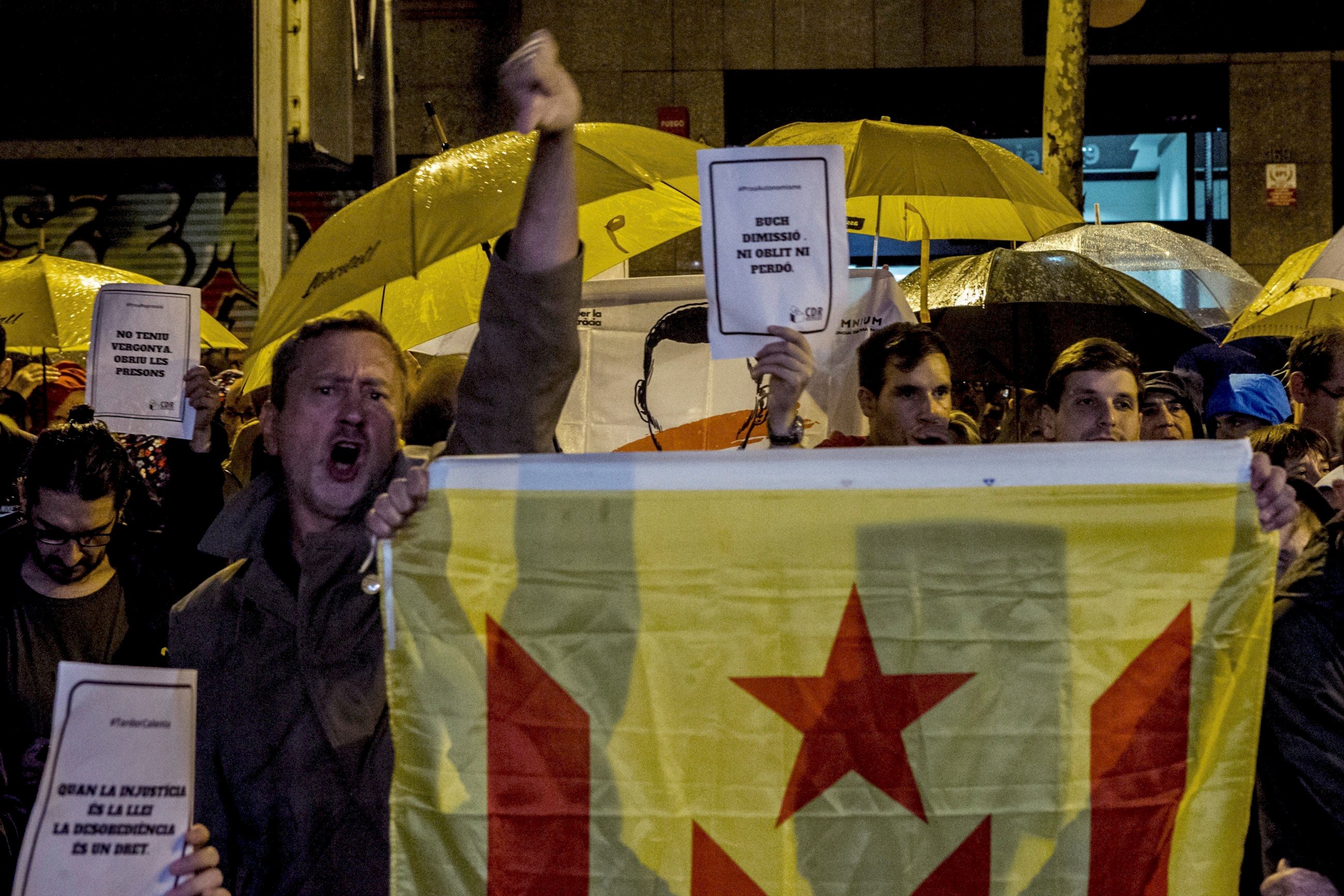 Miembros de los CDR concentrados frente a la sede de ERC, en la calle Calàbria de Barcelona. EFE/Quique Garcia