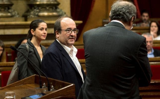 Miquel Iceta, líder del PSC, entre la jefa de filas de Cs, Inés Arrimadas, y el presidente catalán, Quim Torra, en el Parlament,. EFE/Quique García