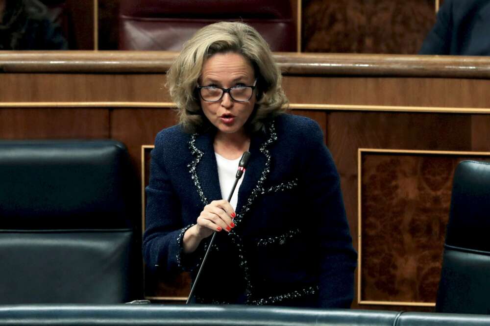 La ministra de Economía, Nadia Calviño, durante una sesión de control al Ejecutivo en el Congreso. Foto: EFE/Ballesteros