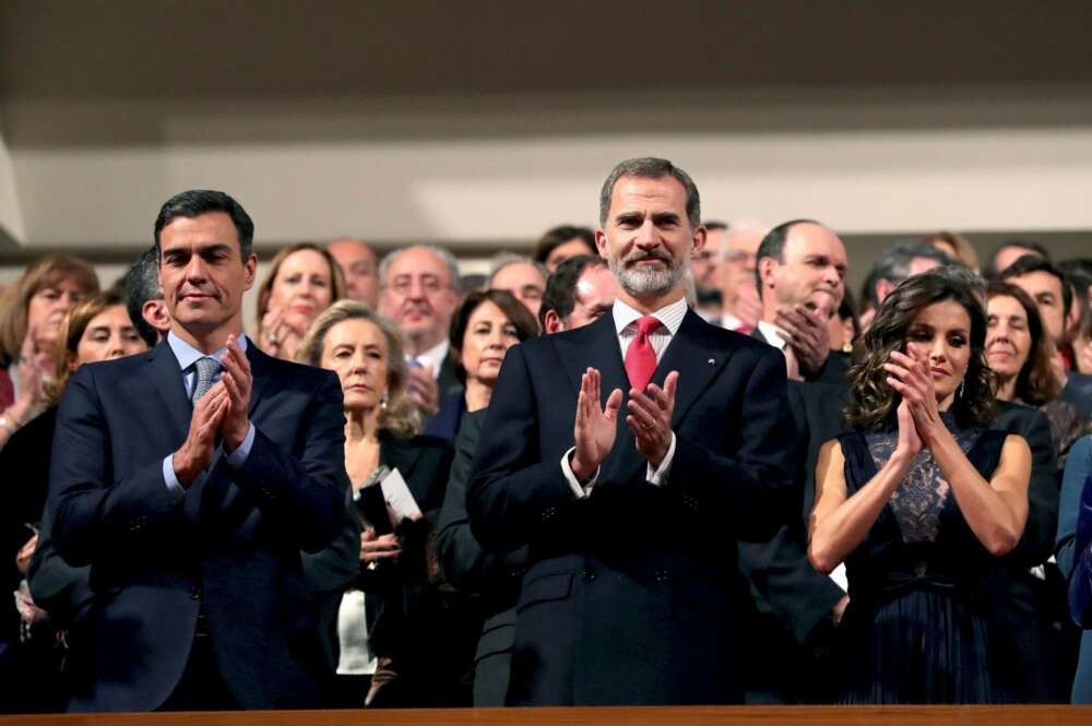 Los reyes Felipe y Letizia junto al presidente del Gobierno, Pedro Sánchez, al inicio del concierto conmemorativo del 40 aniversario de la Constitución que se celebró en el Auditorio Nacional de Madrid, el 5 de diciembre. Foto: EFE/JJM