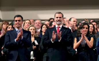 Los reyes Felipe y Letizia junto al presidente del Gobierno, Pedro Sánchez, al inicio del concierto conmemorativo del 40 aniversario de la Constitución que se celebró en el Auditorio Nacional de Madrid, el 5 de diciembre. Foto: EFE/JJM