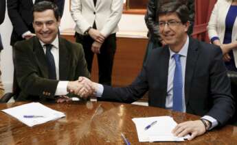 Los líderes andaluces de PP y Cs, Juan Manuel Moreno (izquierda) y Juan Marín, durante la reunión en la que sellaron el acuerdo de gobierno. EFE/José Manuel Vidal