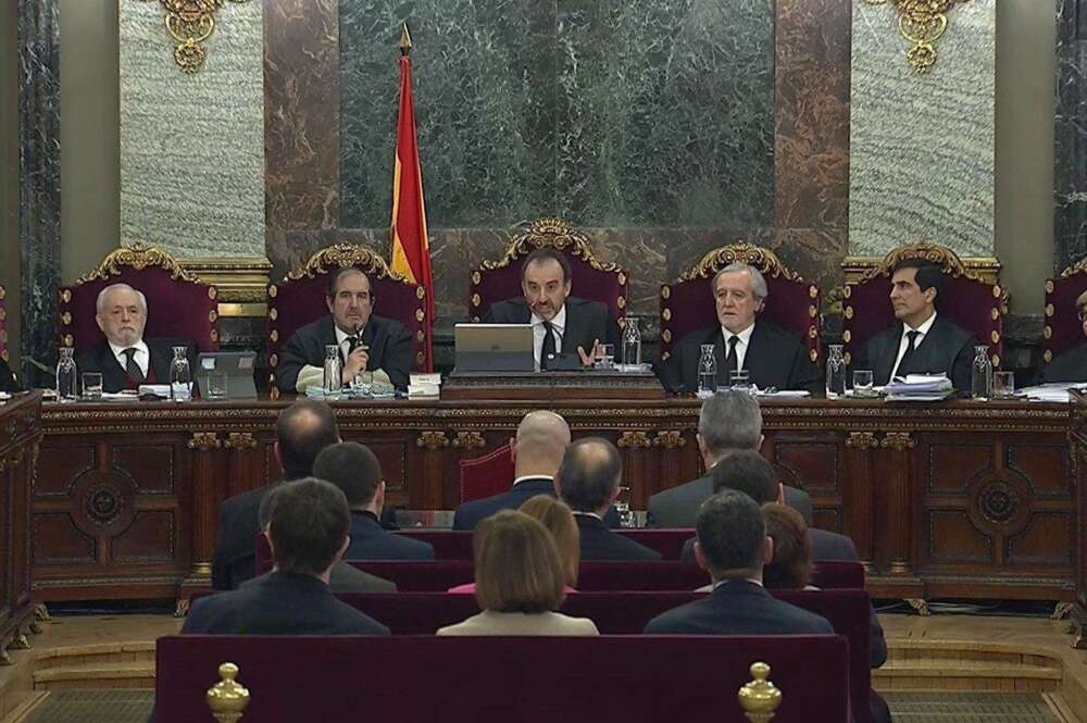 Los acusados en el juicio del procés, de espaldas, frente al tribunal. Foto: Señal institucional TS