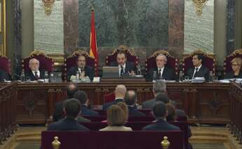 Los acusados en el juicio del procés, de espaldas, frente al tribunal. Foto: Señal institucional TS