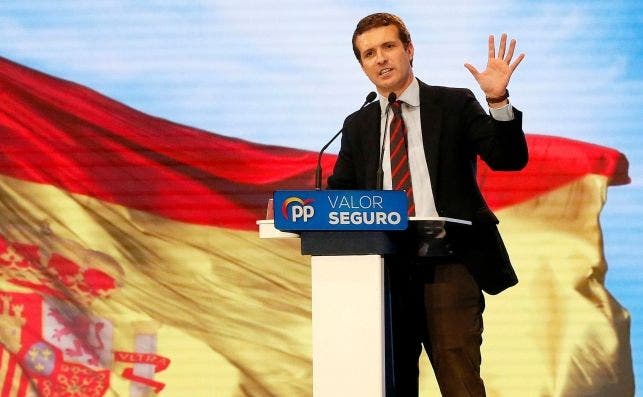 El candidato del PP a la Presidencia del Gobierno, Pablo Casado, durante su intervención en un acto electoral celebrado el 20 de abril en Alicante. Foto: EFE/ML